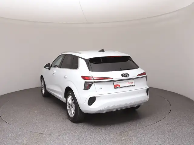 Audi Q3 view 5