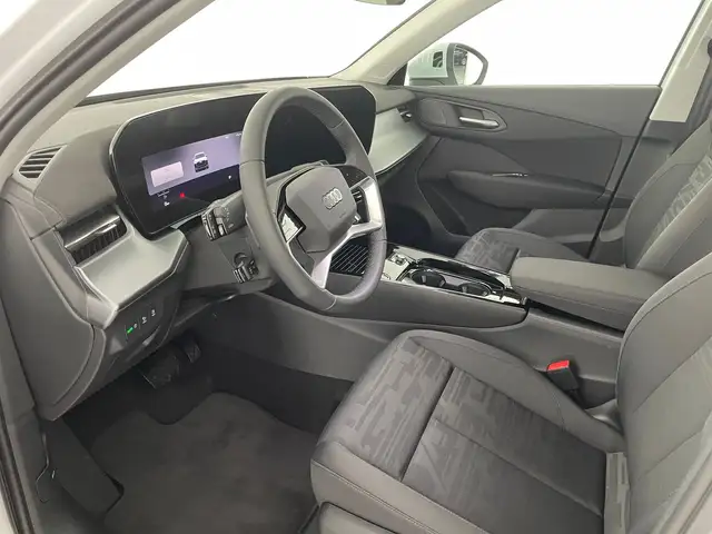 Audi Q3 view 8