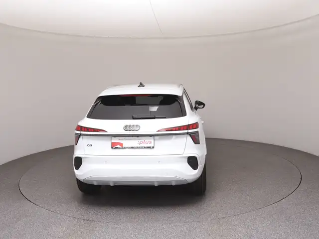 Audi Q3 view 6