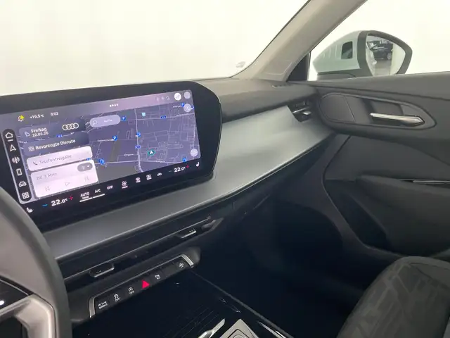 Audi Q3 view 9