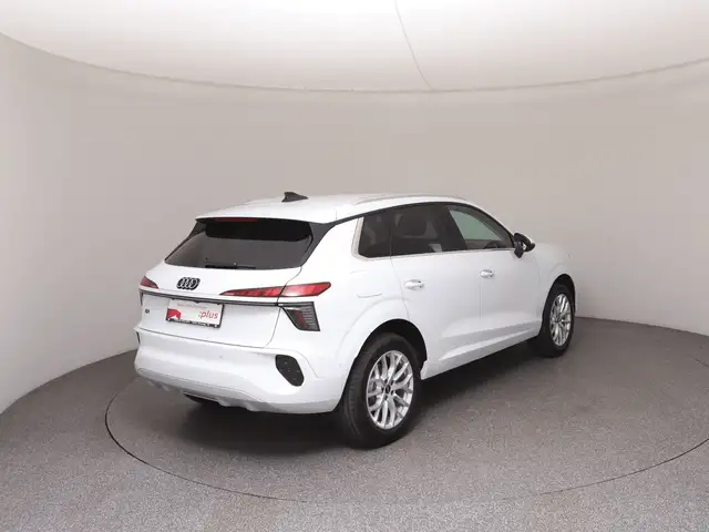 Audi Q3 view 4