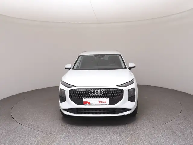 Audi Q3 view 3