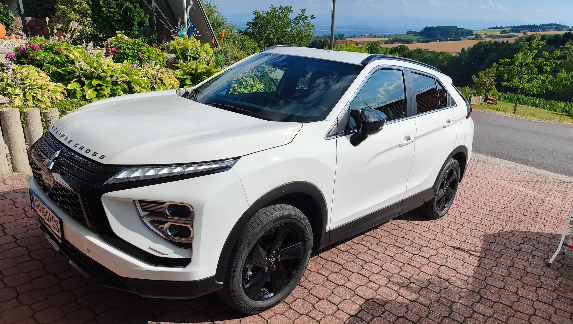 Mitsubishi Eclipse Cross Eclipse Cross 2,4 PHEV 4WD  CVT Aut. Intense + Weiß - 1