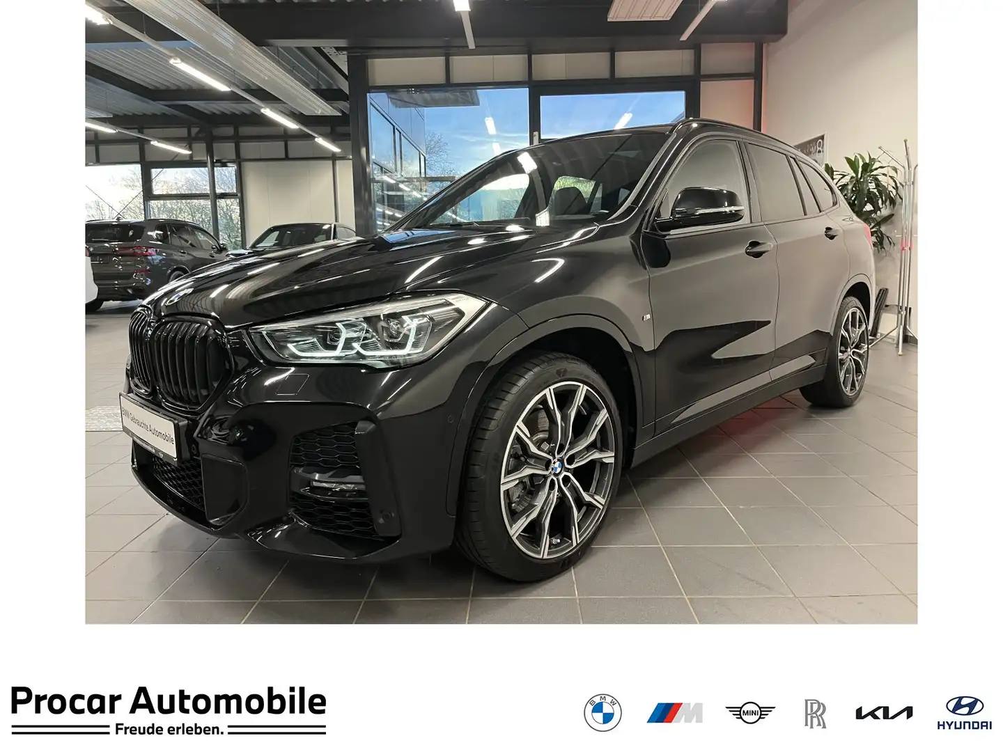 BMW X1 xDrive20i M Sport HUD PANO RFK NAVI AHK LED LM Zwart - 1