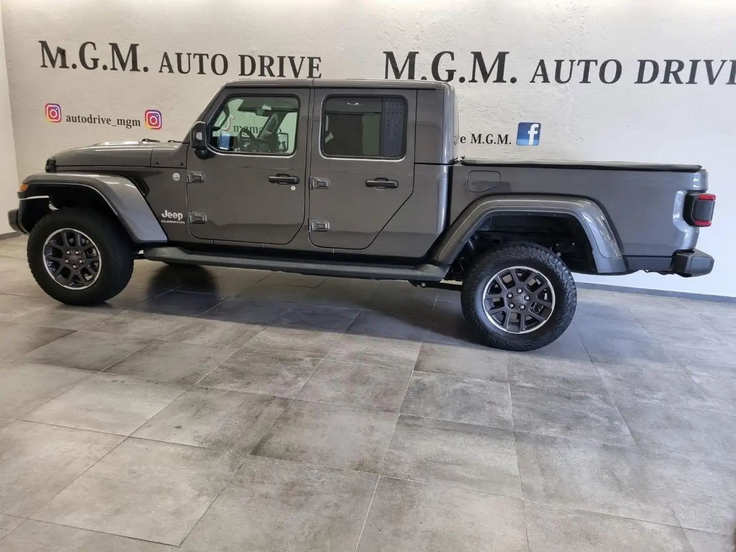 Jeep Gladiator 3.0 Diesel V6 Overland Grau - 2