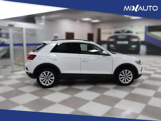 Volkswagen T-Roc view 3