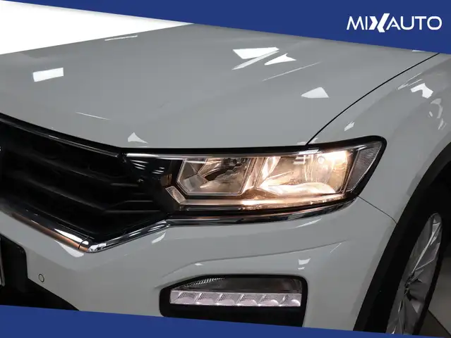 Volkswagen T-Roc view 9