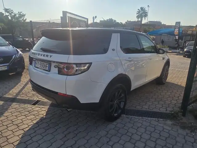 Land Rover Discovery Sport view 4