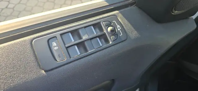 Land Rover Discovery Sport view 26