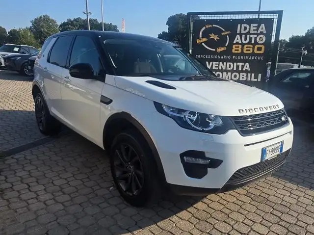 Land Rover Discovery Sport view 3