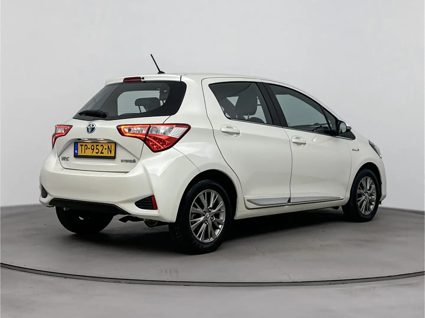 Toyota Yaris 1.5 Hybrid Executive Wit - 2