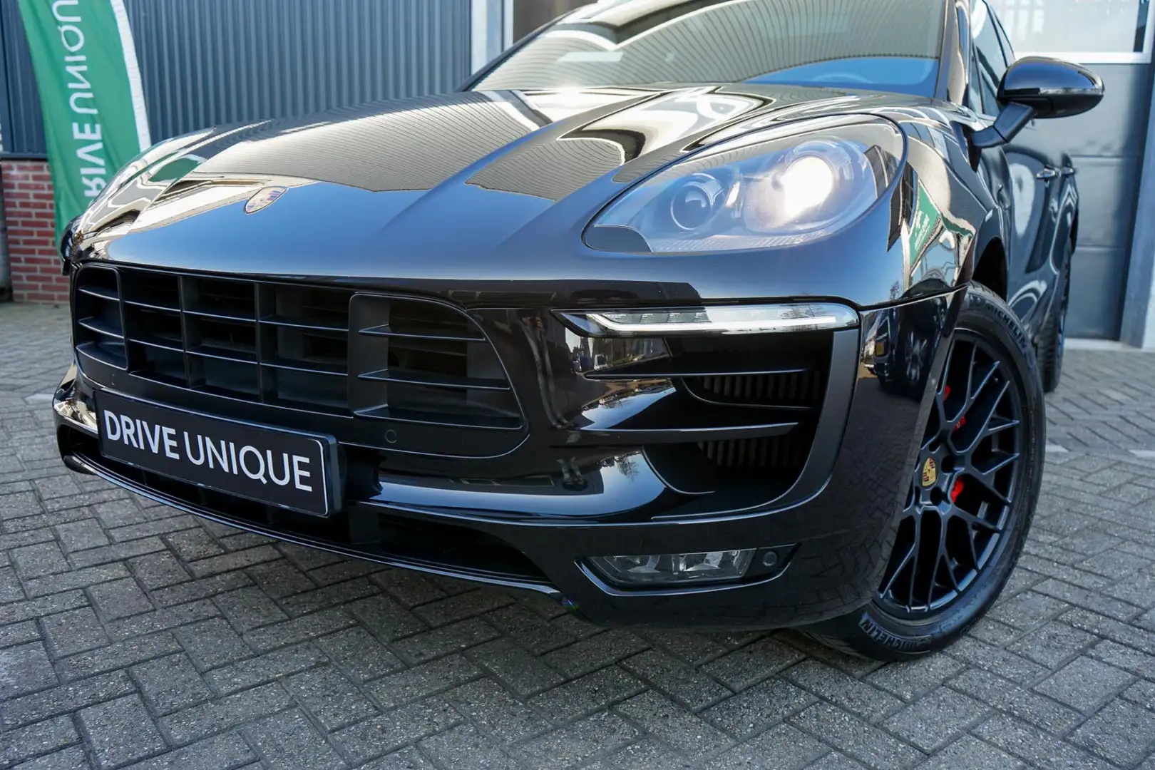 Porsche Macan 3.0 GTS | Porsche Approved | PASM Vering | Trekhaa Schwarz - 2