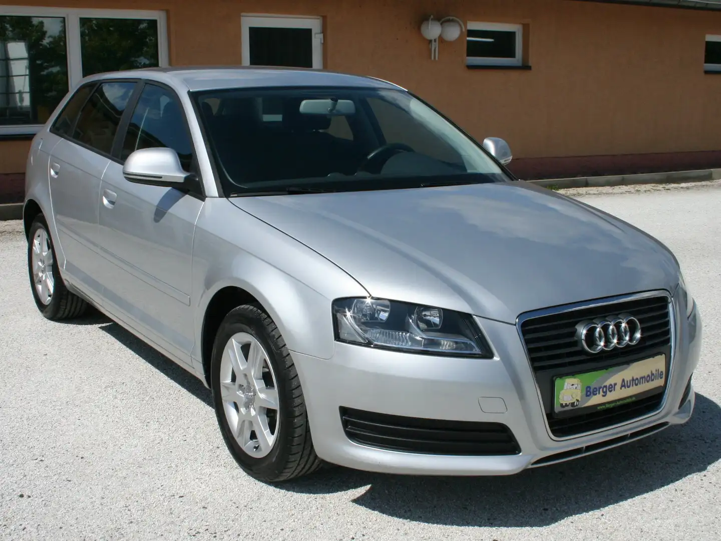 Audi A3 1.6 Sportback Attraction *1.Hand* Gris - 1