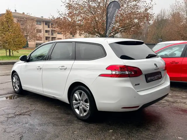Peugeot 308 view 3