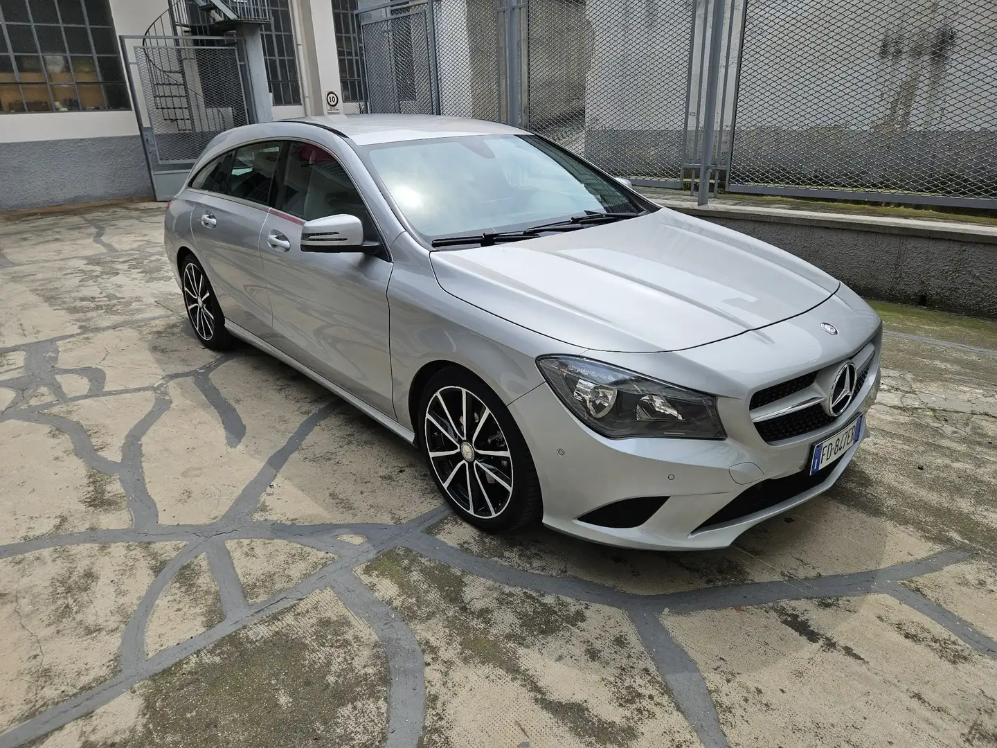 Mercedes-Benz CLA 220 Shooting Brake d Business auto FL - 2