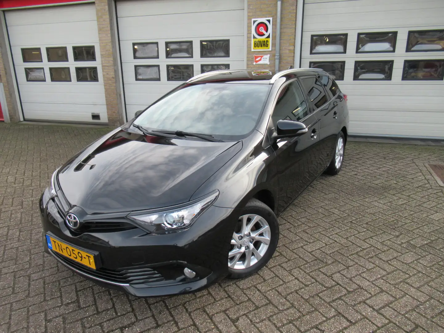 Toyota Auris Touring Sports 1.2T Dynamic Schwarz - 1