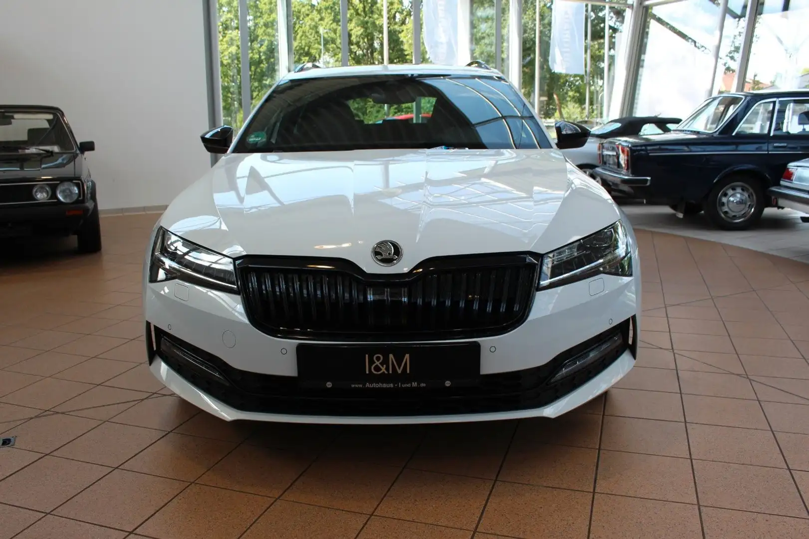 Skoda Superb Combi Sportline+Pano+AHK+Sportsitze+SHZ+ Weiß - 1