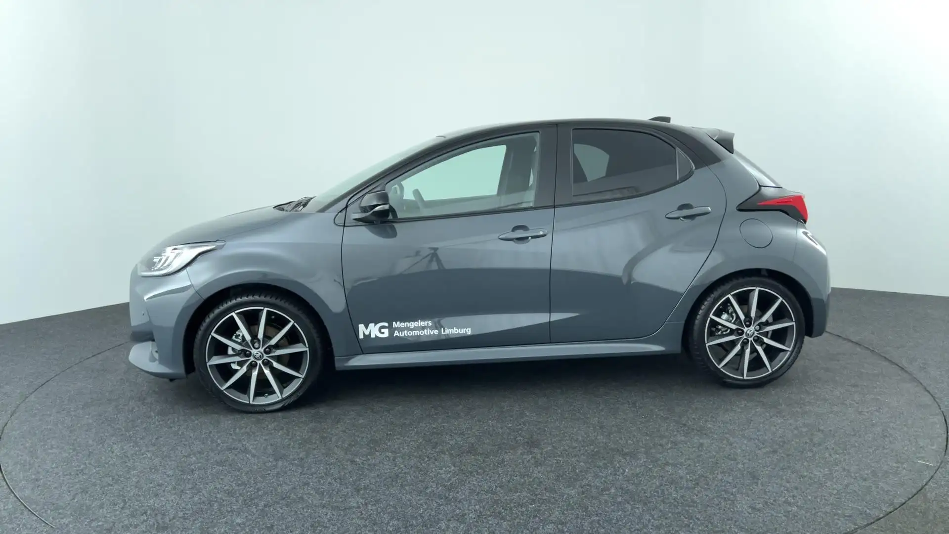 Toyota Yaris 1.5 Hybrid 130 GR Sport Grijs - 2
