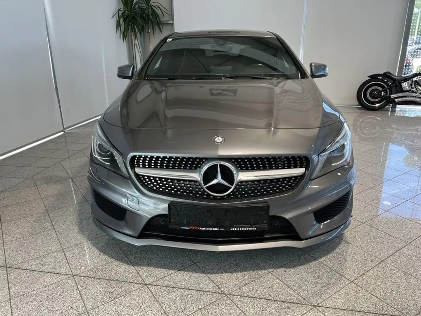 Mercedes-Benz CLA 200 d 4Matic AMG Grau - 2