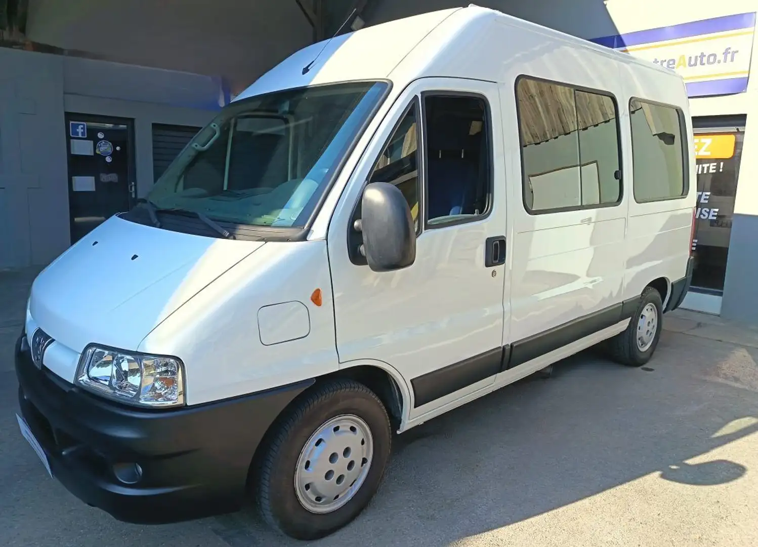 Peugeot Boxer 2.2L, 9 Places Wit - 1