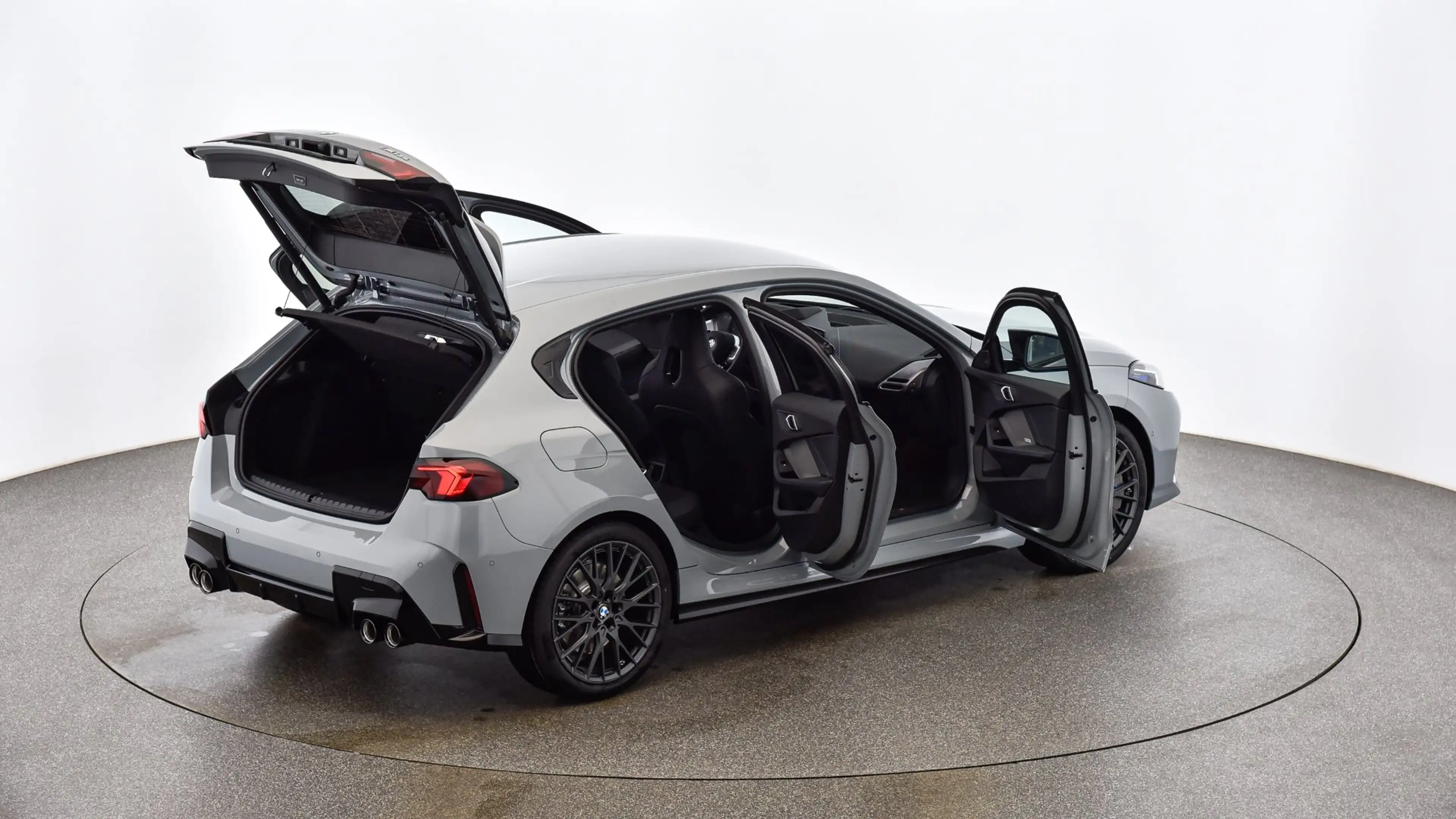 BMW 135 M135i xDrive — photo 11