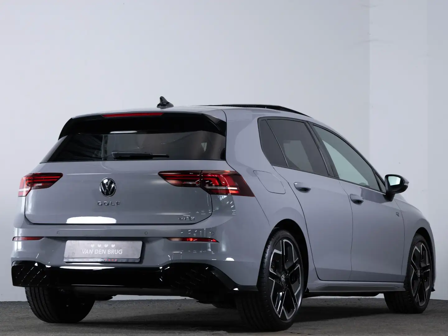 Volkswagen Golf R-Line 1.5 eTSI 150 pk Automaat | LED | Panoramada Gris - 2