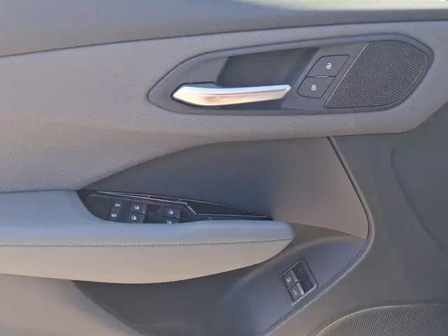 Audi Q3 view 8