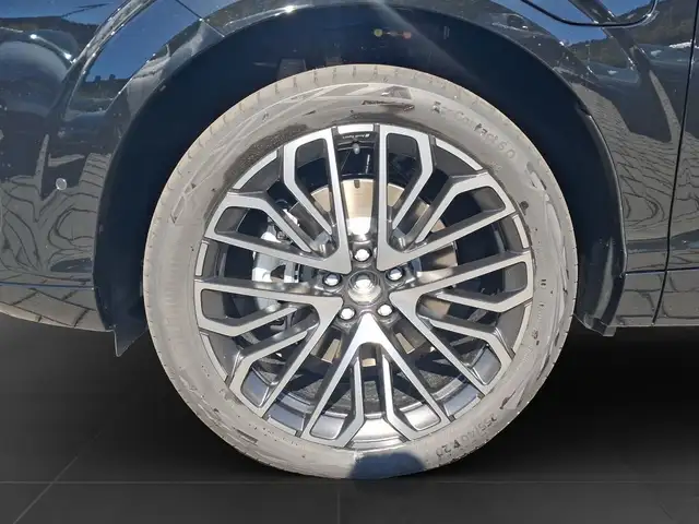 Audi Q3 view 7