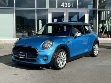 Base - Essentials Package & Panorama Moonroof