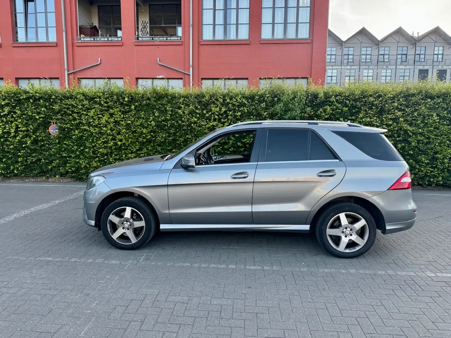 Mercedes-Benz ML 250 BlueTEC ** Pack AMG ** Gris - 2