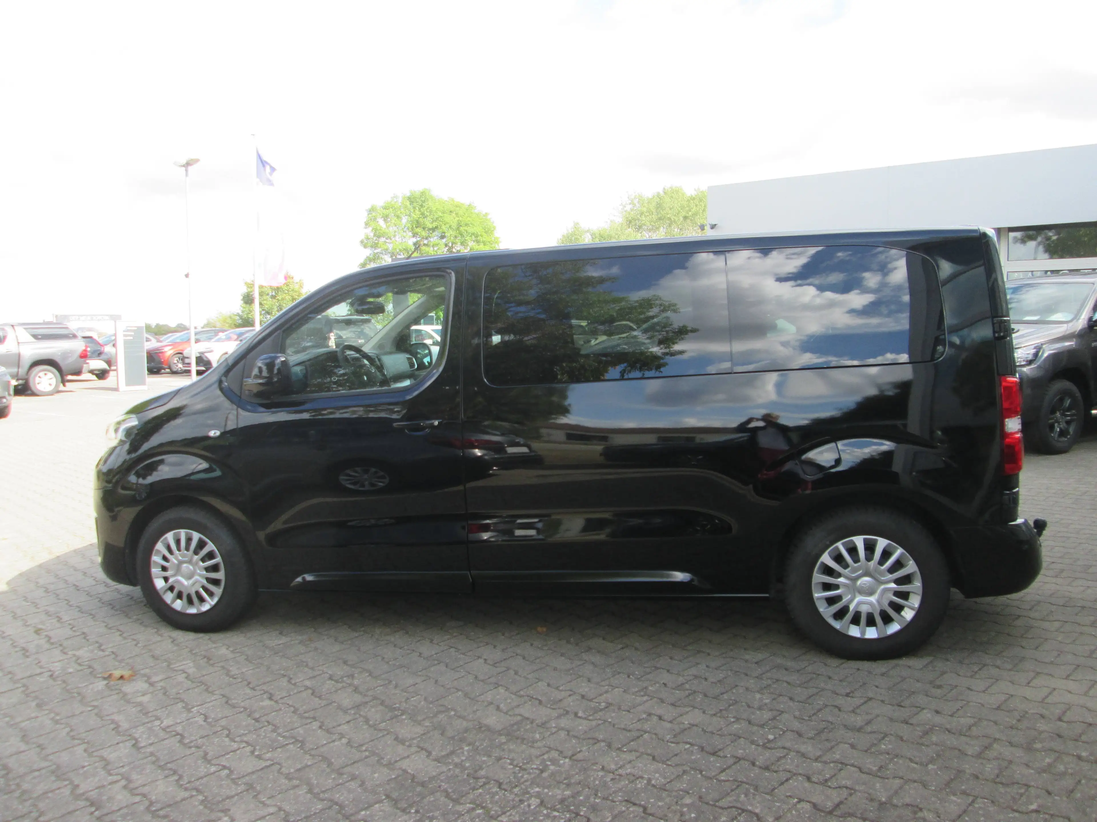 Toyota Proace D-4D 1,5-l-D-4D L1 (9-Si.) Verso Shuttle — photo 8