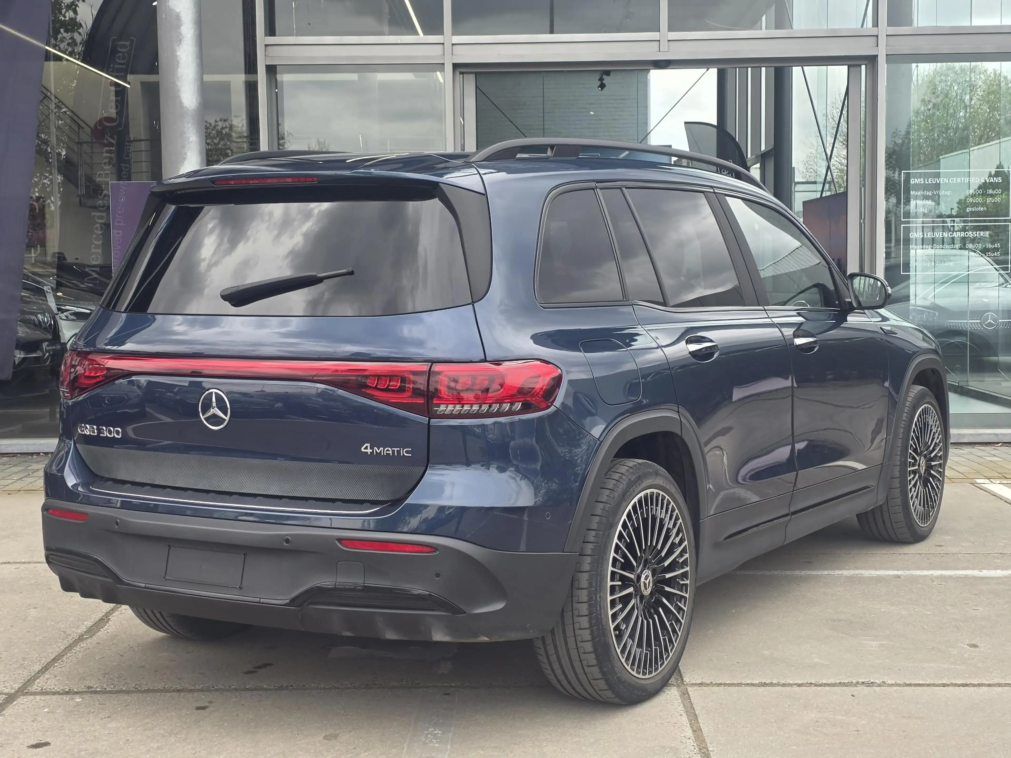 Mercedes-Benz EQB 300 4MATIC AMG Line 300 4MATIC AMG Line — photo 3
