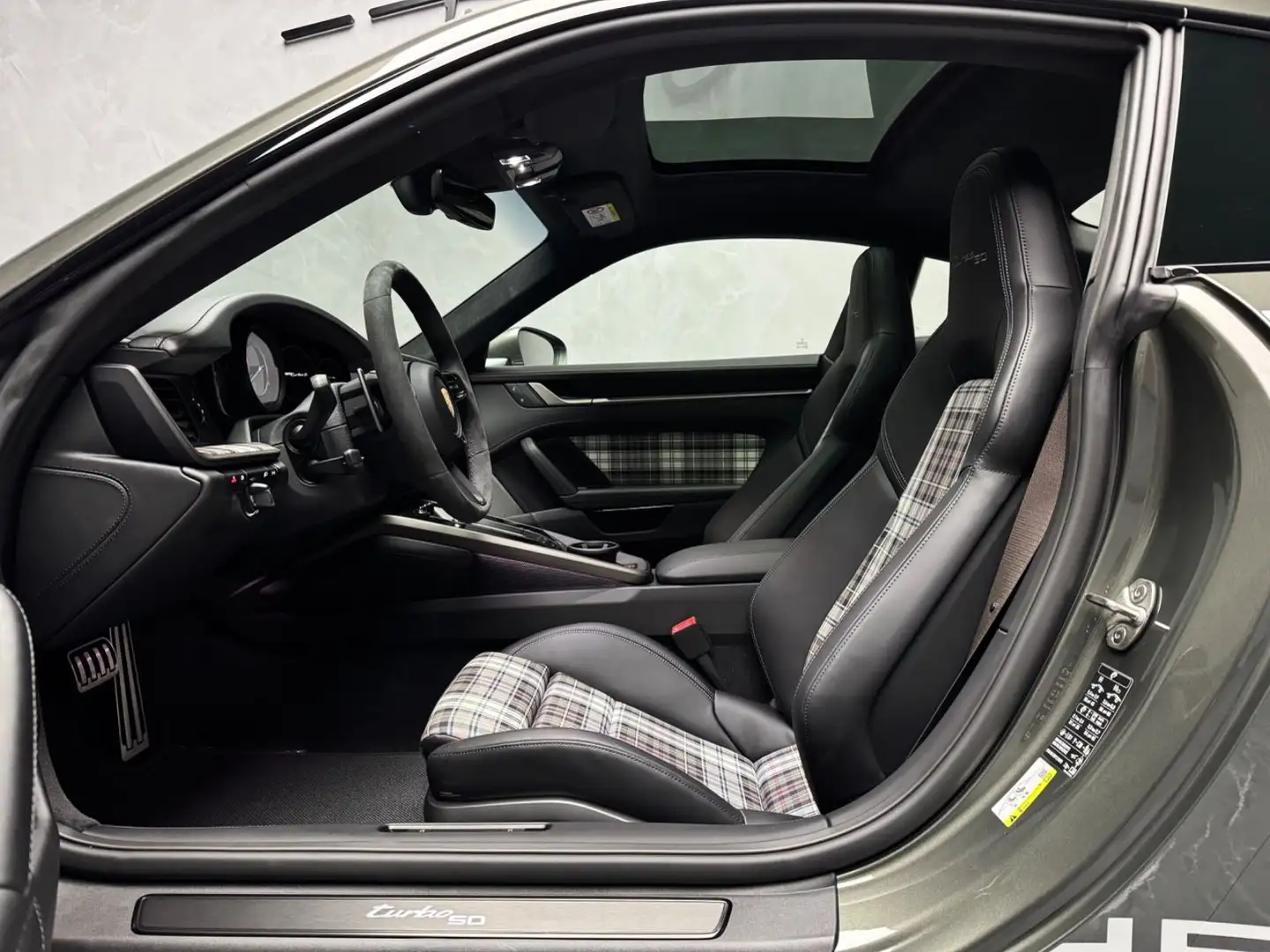 Porsche 992 Turbo 50 Jahre Heritage | BURMESTER | ACC | Groen - 2