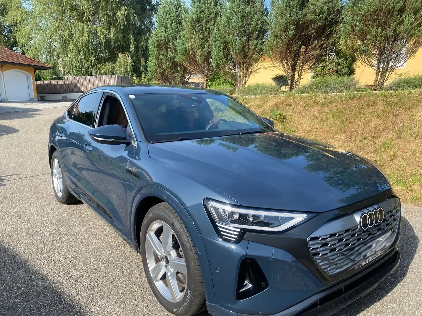 Audi Q8 e-tron Sportback Blau - 2