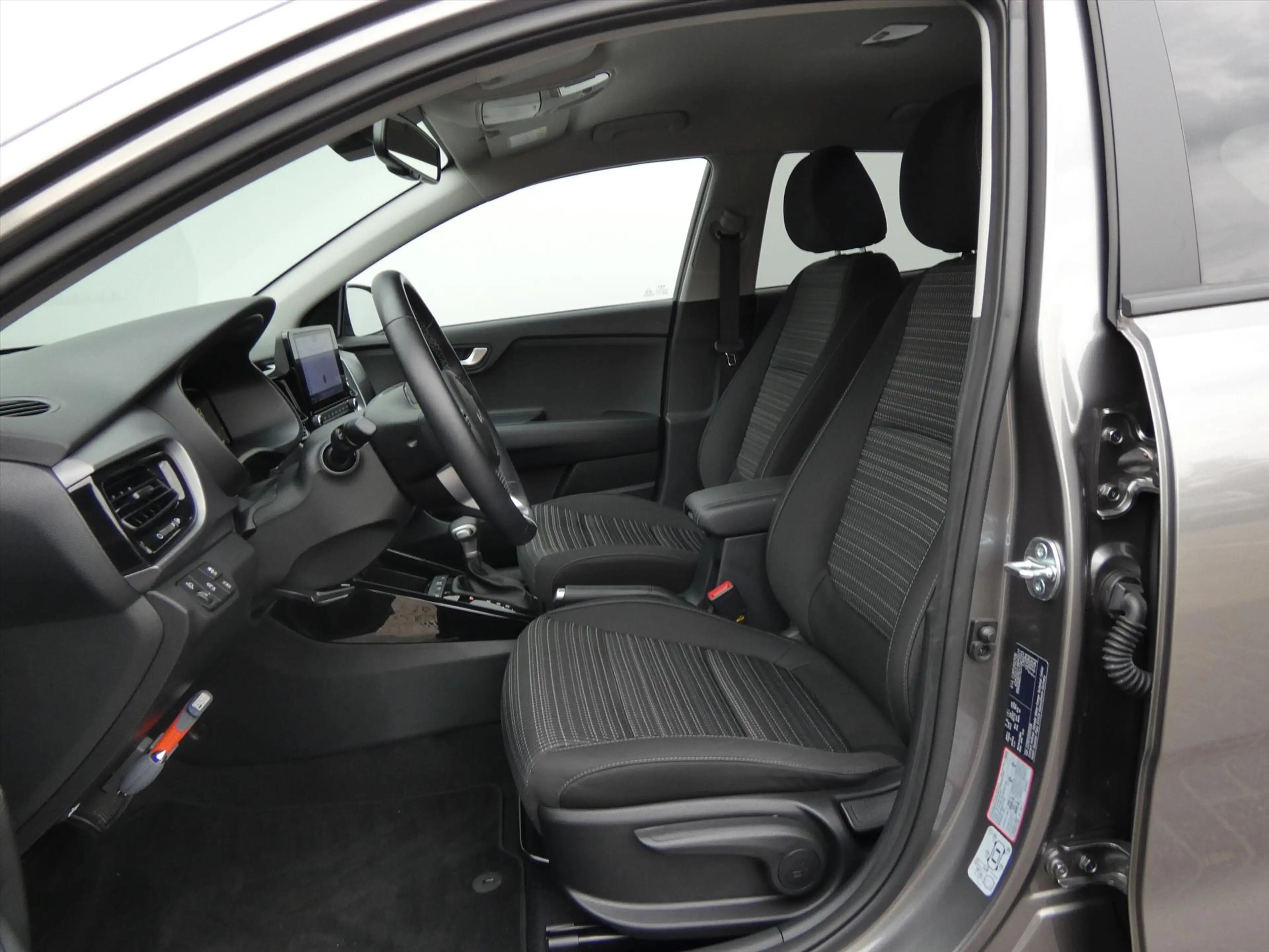 Kia Stonic 1.0 T-GDi MHEV 100pk DCT7 DynamicPlusLine — photo 10