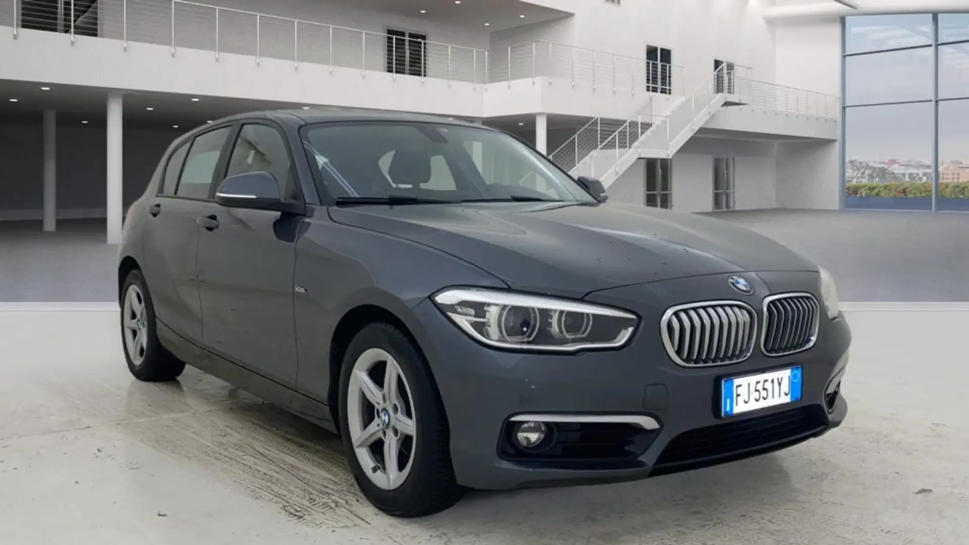 BMW 118 d Urban 5p auto Grigio - 2