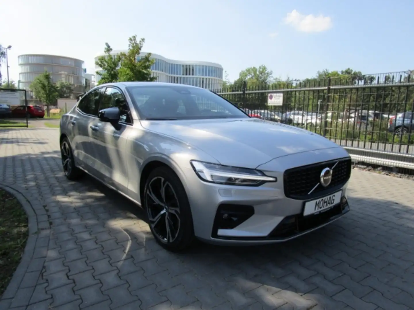 Volvo S60 B4 Benzin EU6d Plus Dark Apple CarPlay Navi Leder Stříbrná - 2