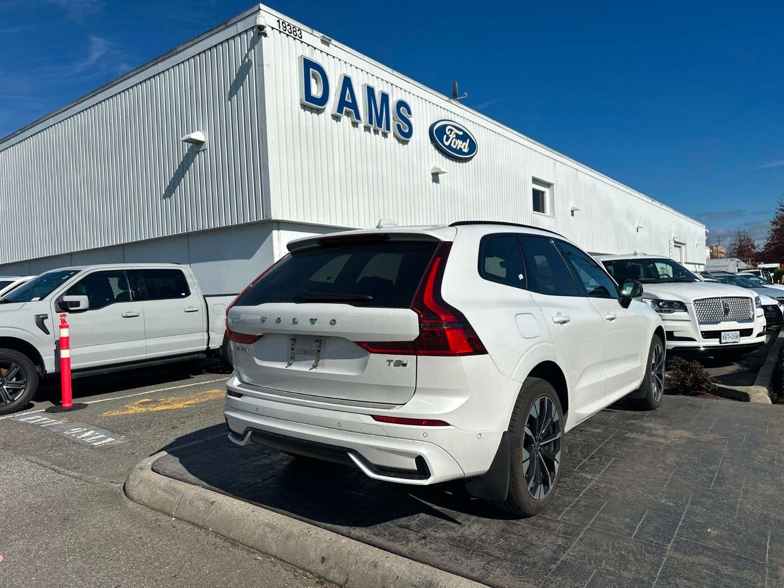 2026 Volvo XC60 — photo 3