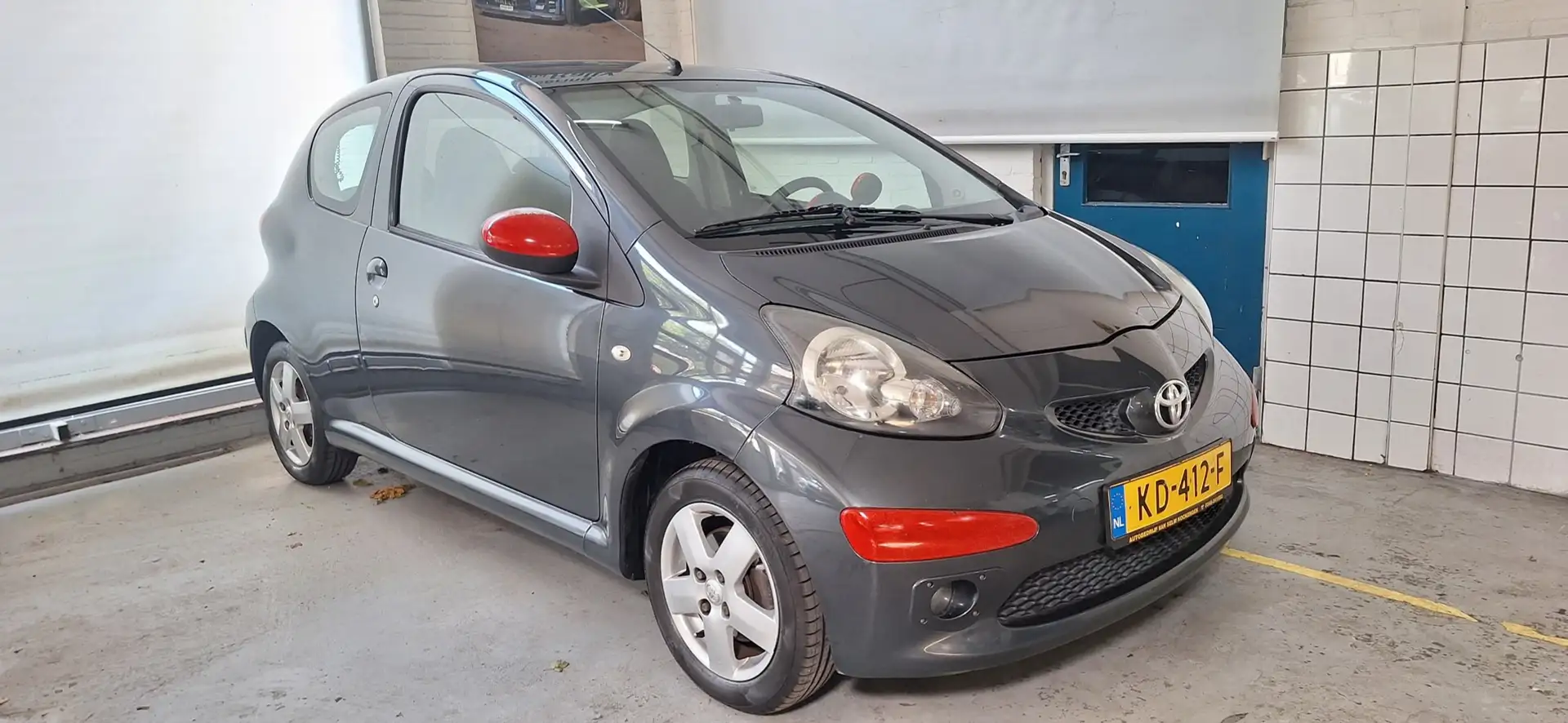 Toyota Aygo 1.0-12V Grijs - 1