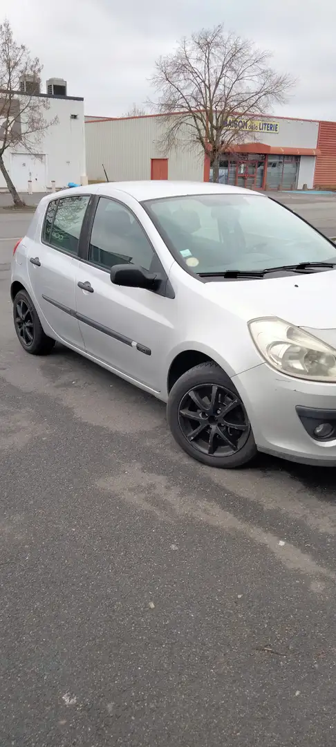Renault Clio Clio III dCi 85 eco2 Expression Clim - 2