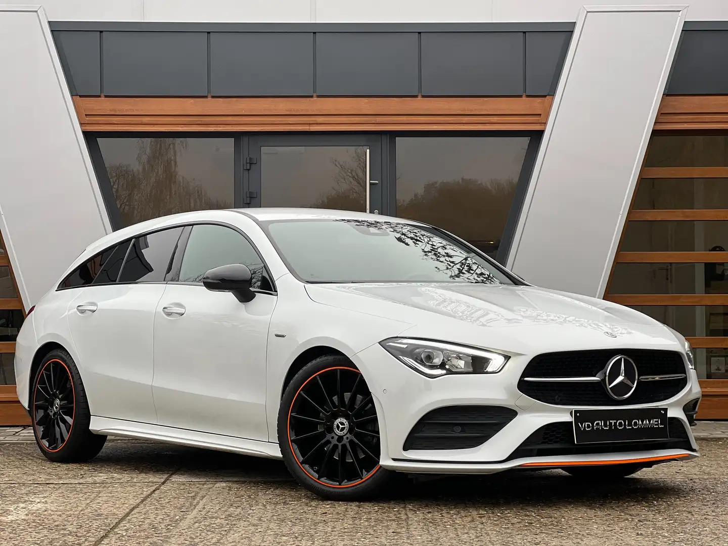 Mercedes-Benz CLA 180 EDITION ONE - AMG - AUTOMAAT -LED - BURMESTER Wit - 1