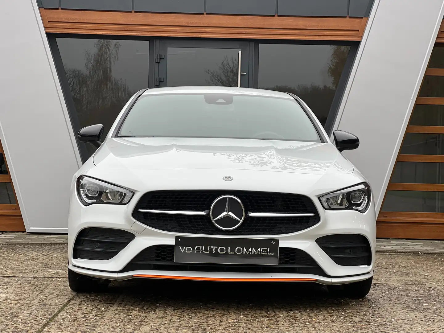 Mercedes-Benz CLA 180 EDITION ONE - AMG - AUTOMAAT -LED - BURMESTER Wit - 2