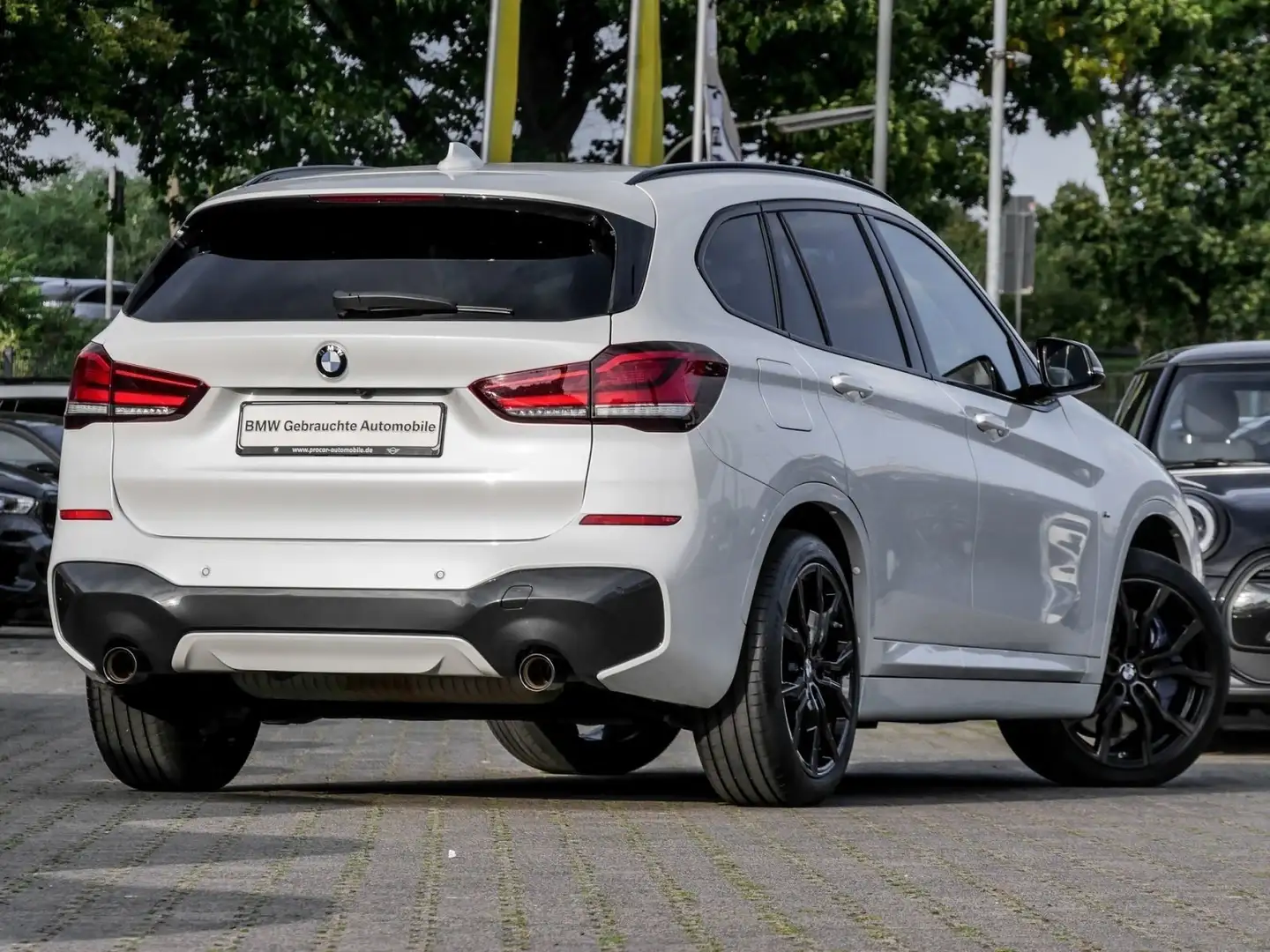 BMW X1 sDrive20i M Sport Pano Navi+ HuD LED RFK HiFi Weiß - 2