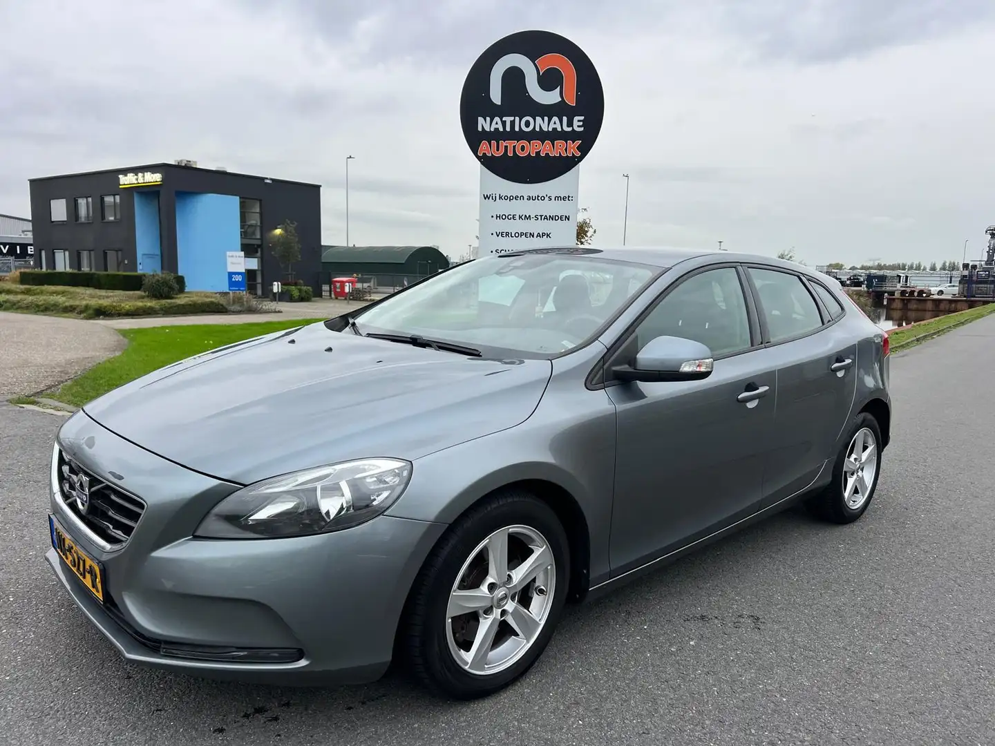 Volvo V40 2015 * 2.0 D2 Base * LMV * AIRCO * ELEC. RAMEN * N Grijs - 1