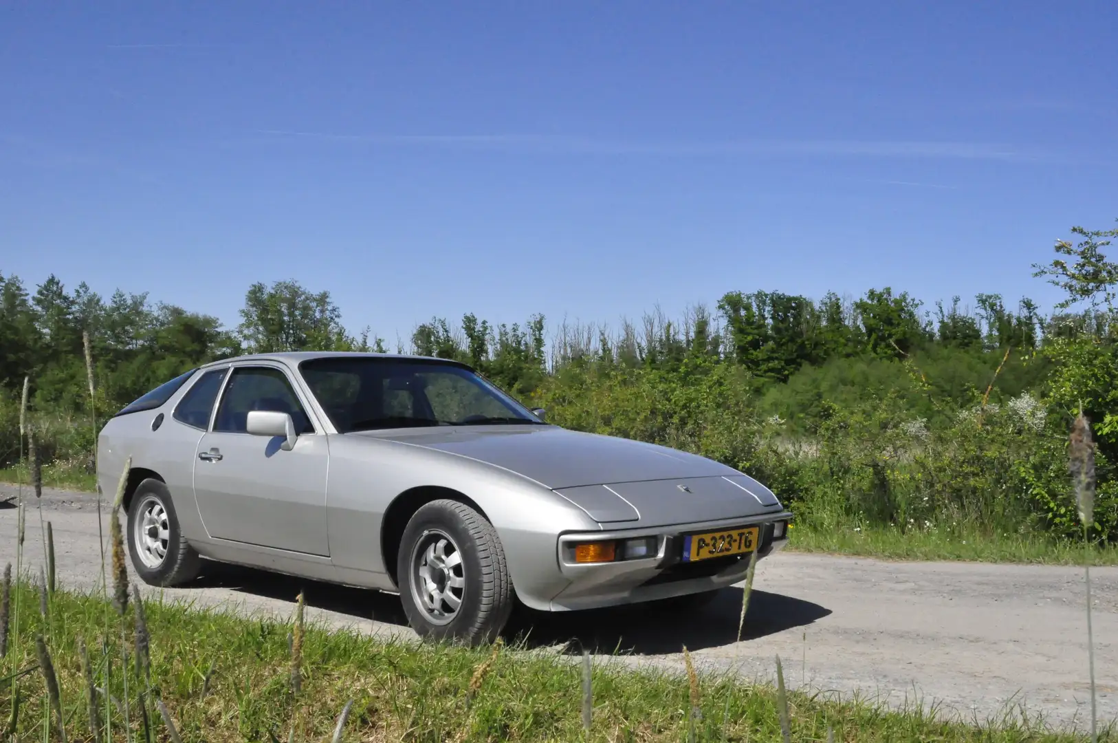 Porsche 924 Stříbrná - 1