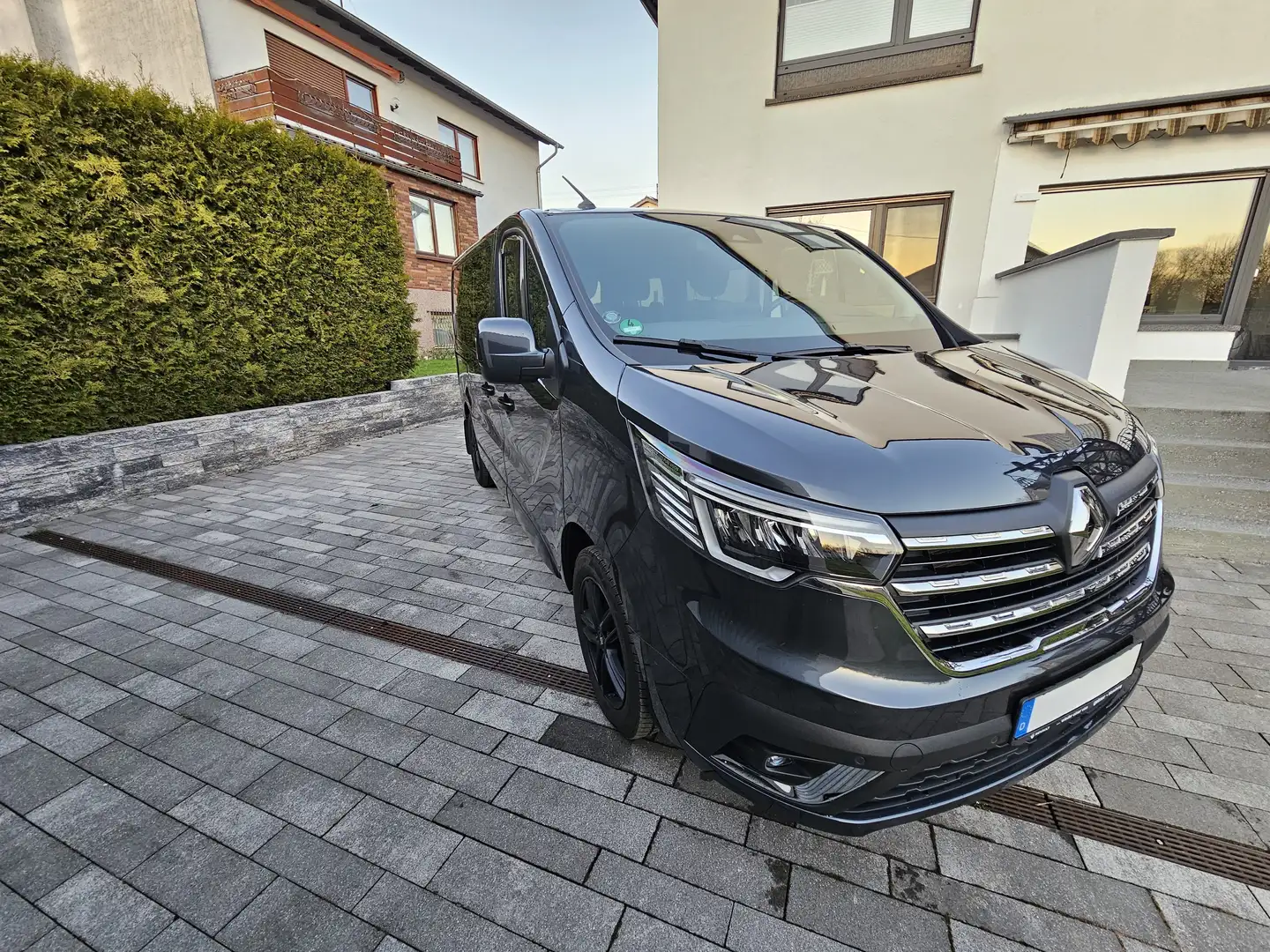 Renault Trafic BLue dCi 150 Spaceclass, Escapade, AHK, ACC Grau - 2