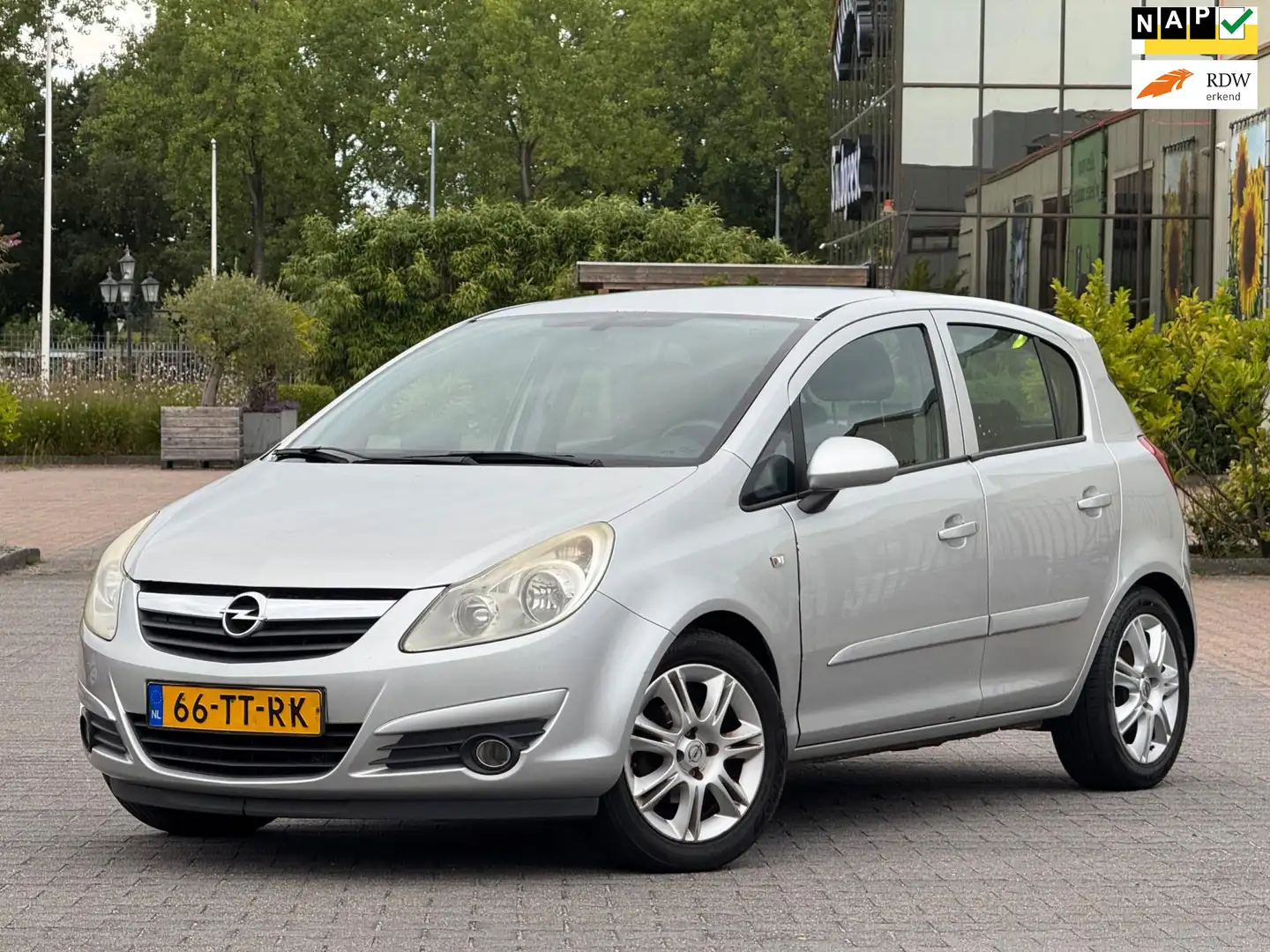 Opel Corsa 1.2-16V Enjoy | Airco | APK 28-10-2026 | Elektrisc Grijs - 1