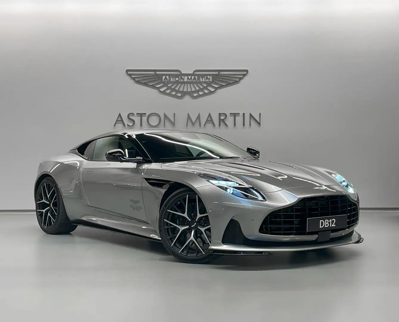 Aston Martin DB12 Coupe | Aston Martin Brussels Silber - 1