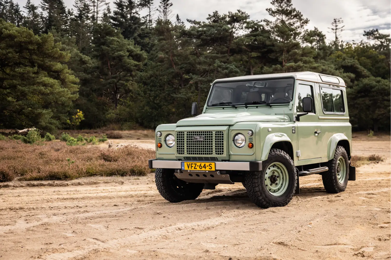 Land Rover Defender 2.2Tdci Station Wagon Heritage Limited Edition Groen - 1