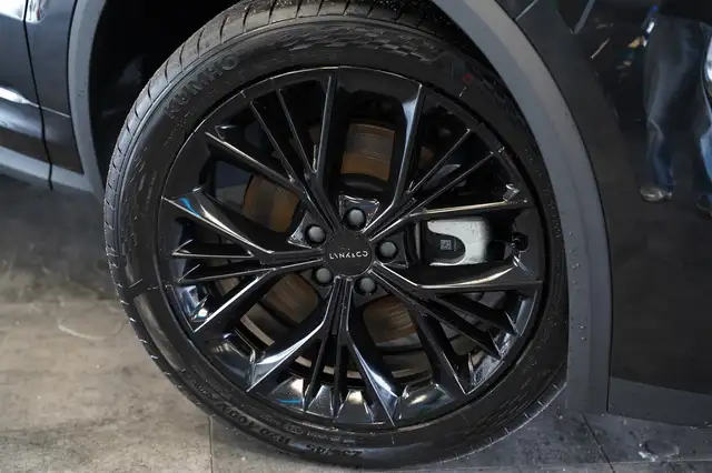 Lynk & Co 01 view 4